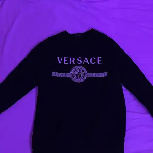 Äkta Versace tröja storlek S 3 månader gammal i väldigt bra skick