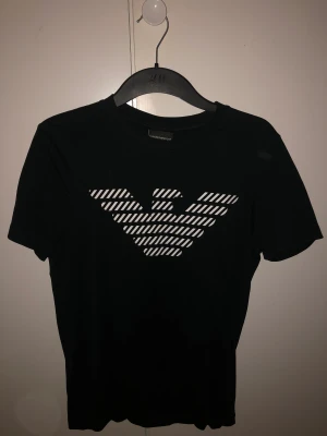 Armani t-shirt - Säljer min Armani t shirt som är typ helt ny, använt den ett få par gånger och den är som ny,