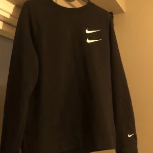 Nike sweatshirt  - Säljer en Nike sweatshirt som högst är använd 3 gånger. Storleken är barnstorlek XL så det blir ungefär som en XS tröja. Köptes för 600kr pris kan diskuteras runt 450kr