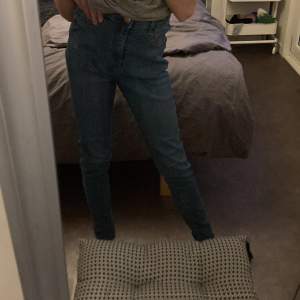 Blåa fina jeans från Gina tricot. Model: Molly. Sitter bra på mig som är 145cm lång. Bra skick,sköna. inte super gamla byxor vet faktiskt inte när jag köpte de.
