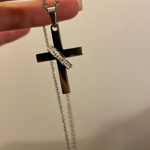 Halsband med kors - Superfint helt nytt halsband, är ett kantigt kors med en glittrig ring runtom.  Feåga gärna för fler bilder ❣️