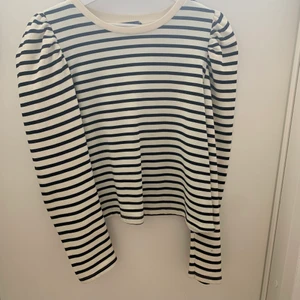 Topp - Säljer denna randiga tröja som tyvärr inte kommer till användning längre❤️😁 Toppen är använd 1 gång och är så gott som ny, inga diffekter eller något🤩 Toppen är i storlek L men är liten i storlek så passar mig som vanligtvis har S. Hör av er för frågor🥰 