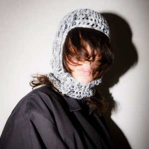 Balaclava Grå  - Säljer dessa sjukt snygga virkade balaclavas, finns i flera färger och storlekar. Det kommer komma upp fler saker snart så håll utkik! Det är min vän som virkar de själv, det är även hon på bilderna <3 