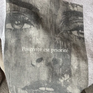 Emplece hoodie - Jätte fin hoodie som jag köpte för ett år den❤️ den var världsfred varm och mysig. Andvända få gpnger