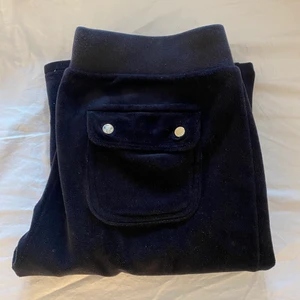 Juicy Couture byxor - Säljer mina svarta Juicy Couture byxor då dom är något korta på mig som är 173 och därför inte kommit till användning. Köparen står för frakten😋 