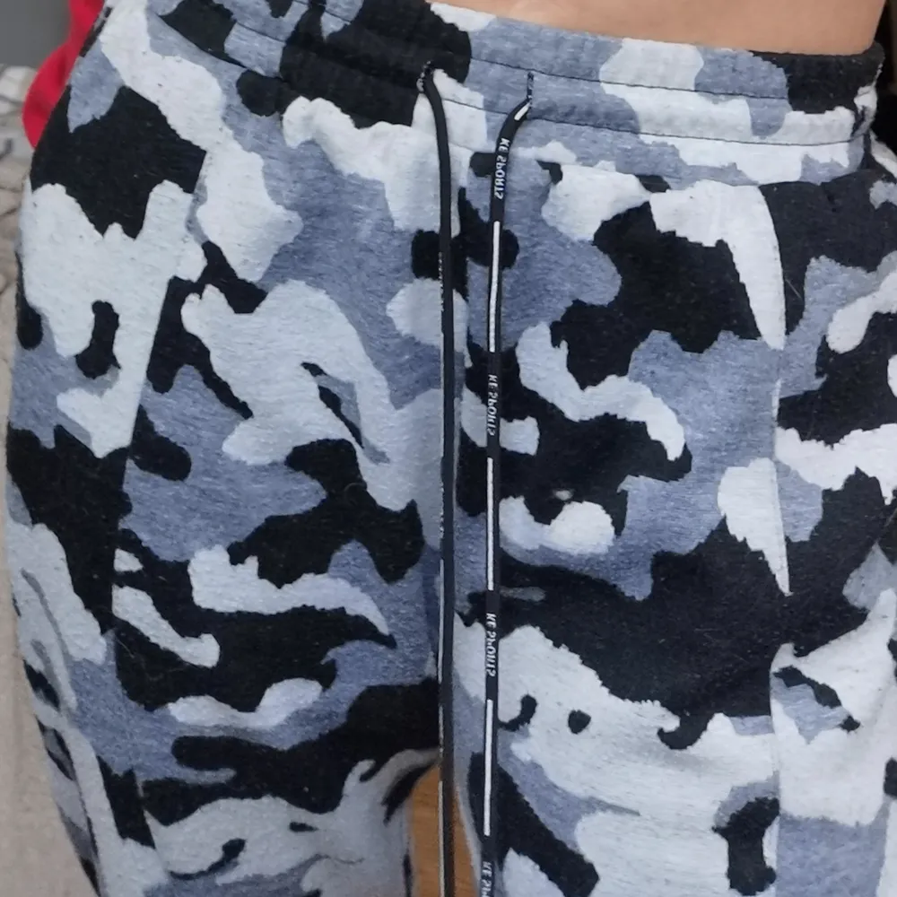 Kamouflage mjukisbyxor i storlek S från Sophyline i mycket bra skick! Köpte dom för ca 2 år sen på en secondhandside på Instagram. Säljer då jag inte använder dom längre. 💕. Jeans & Byxor.