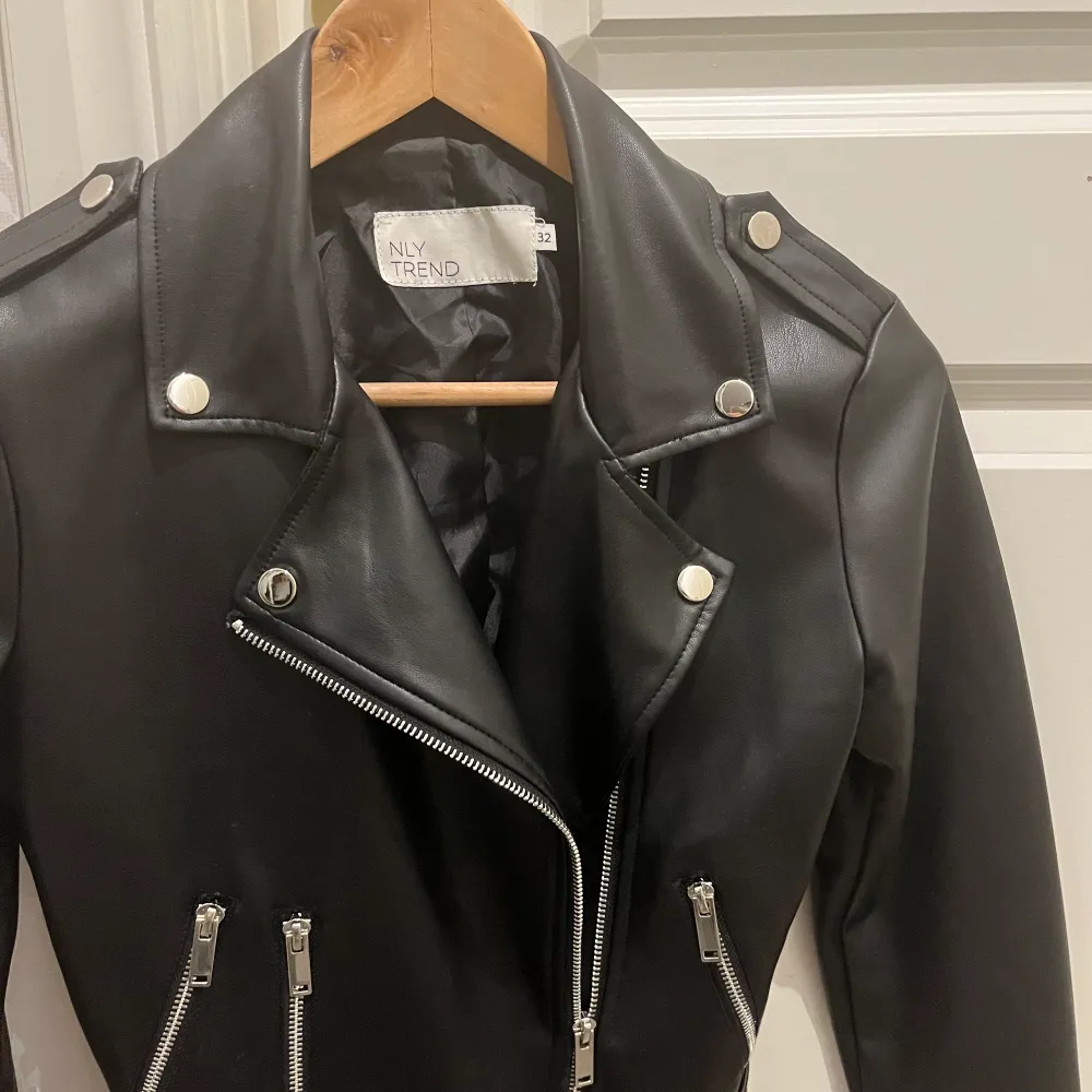 Säljer nu min otroliga biker jacket från Nelly. Säljer pga att den börjar bli för liten! Jackan är i storlek 32 och är mycket sparsamt använd och är i toppskick!! Den passar perfekt nu till våren då den matchar riktigt bra till alla sorters plagg! Nypris: 599:-, säljer för 400kr! (Priset kan absolut diskuteras och köparen står för frakten) 📦👊🏼. Jackor.