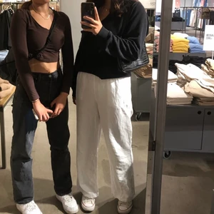 Vita linnebyxor - Säljer mina favorit linnebyxor i storlek S som är köpta här på Plick pga fel storlek och för korta tyvärr (andra bilden lånad). Den är i bra skick, skulle säga att den skulle passa för dem som är runt 165 (för korta för mig som är 169 lång)💗