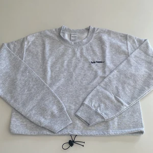 Sweatshirt urban outfitters - Säljer denna från Urban outfitters!! Använd en gång och köpt för ett tag sen! Storlek small