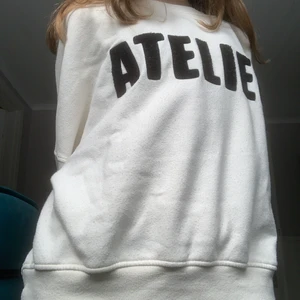  ljus beige sweatshirt storlek M  - Säljer min jätte fina sweatshirt från H&M i storlek M. Ny priset är 400kr. Är lite noppig på vissa ställen men lätt att få bort. Säljer för att den inte kommer till användning. Hör gärna av er om ni vill köpa.💙🌷