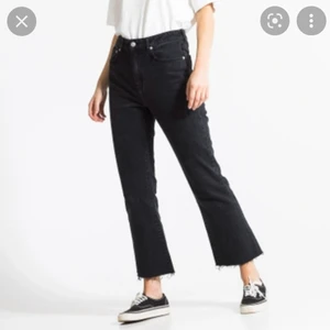 Jeans från lager 157 - 2 par jeans i modellen "lane" från lager 157. Dem beiga är bara testade medans dem svarta är mer använda men fortsvarande som nya. Dem beige för 60kr. De svarta för 50kr eller båda för 80kr+frakt