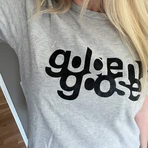 Super snygg Golden Goose t shirt🖤⚡️🖤⚡️🖤 Står storlek L i tröjan men jag är vanligtvis Xs/S och den sitter perfekt på mig🖤