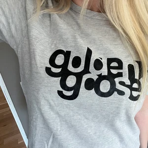 Golden Goose - Super snygg Golden Goose t shirt🖤⚡️🖤⚡️🖤 Står storlek L i tröjan men jag är vanligtvis Xs/S och den sitter perfekt på mig🖤