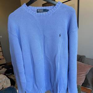 Superfin blå stickad tröja från Ralph Lauren köpt second hand!