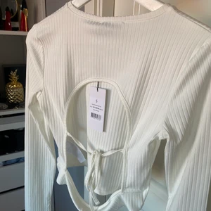 Tröja - Säljer den här skit snygga tröjan med öppen rygg från NA-KD. Aldrig använd och Perfekt till sommaren. Lite genomskinlig. Skriv vid intresse🌸