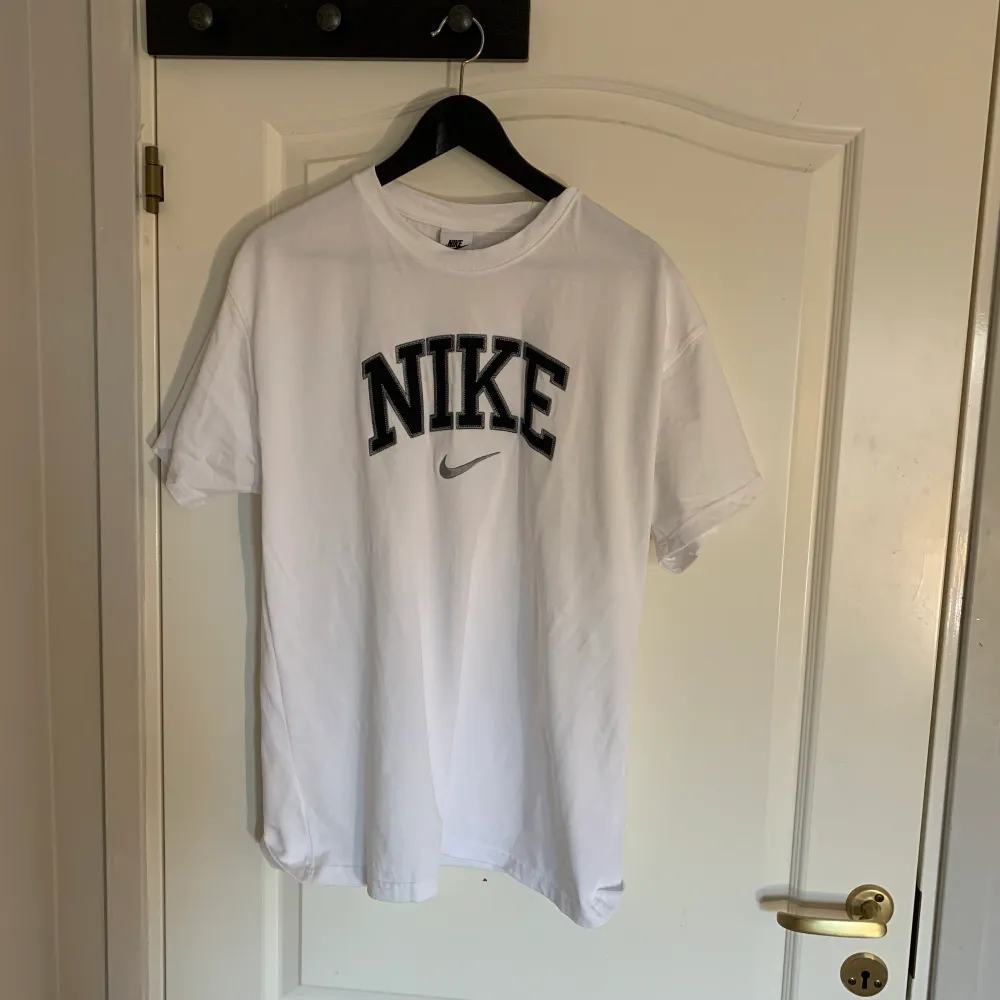 Snygg vintage Nike t-shirt. Oversized 90-talsstil med stort tryck. Storlek medium. Endast använd 2 gånger. Köpt från jd sports. Nypris 450kr. T-shirts.