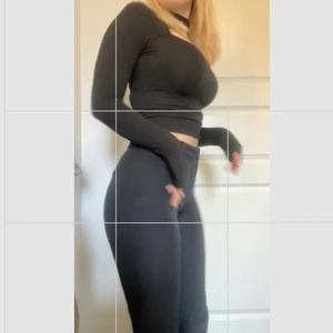 Svarta kostymbyxor - Säljer dessa sjukt fina kostymbyxor från bikbok då jag har två! Dessa i endast testade så inga defekter! Egna bilder! Strlk 36. formar kroppen sjukt fint, lite tajtare runt magen och sen framhävs rumpan på ett fint sätt. Perfekt midjelängd. Skriv vid frågor eller funderingar kan skicka fler bilder osv! Vill ha sålda snabbt så kan skicka i princip vilken dag som hälst, skickar med spårbart☺️❤️