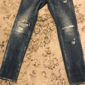 Dsquared2 jeans i bra skick, slim fit Modell och sitter fina. Äkta 100%, skriv vid intresse, pris kan diskuteras om