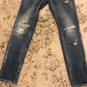 Dsquared2 jeans - Dsquared2 jeans i bra skick, slim fit Modell och sitter fina. Äkta 100%, skriv vid intresse, pris kan diskuteras om