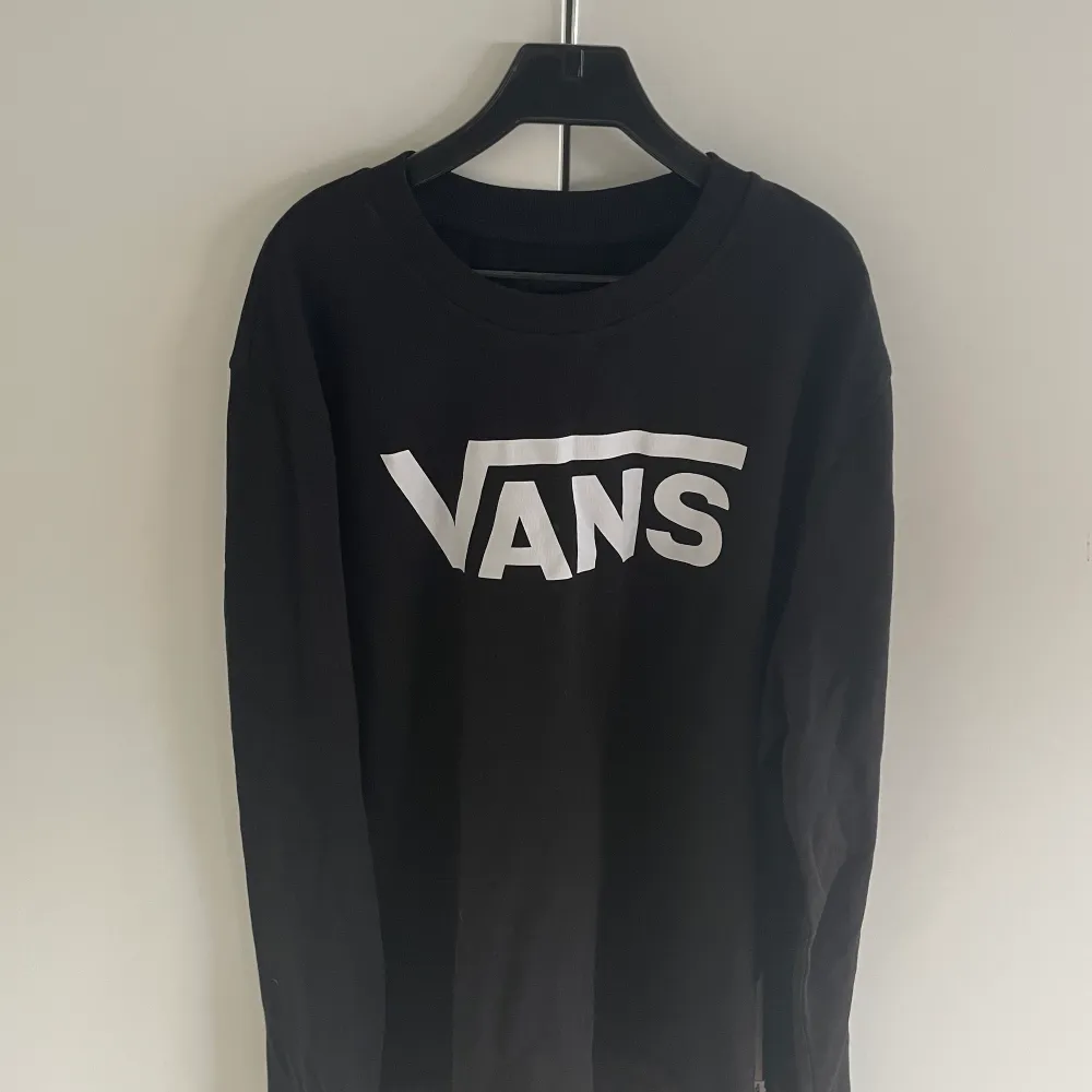 Långärmad vans tröja i mycket bra skick endast andvänd ungefär 2-3 gånger😀. Hoodies.