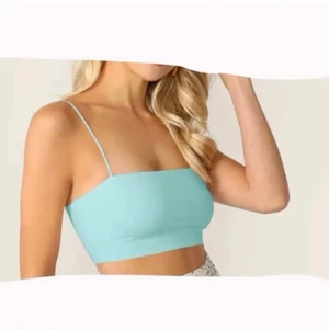 Linne topp - Croppat linne i superfin färg. Använd ca 3 ggr. Köparen står för frakten 💙 skriv privat om du har frågor eller är intresserad 