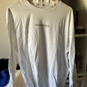 Vit tröja - Vit långärmad tröja med tryck på från Weekday