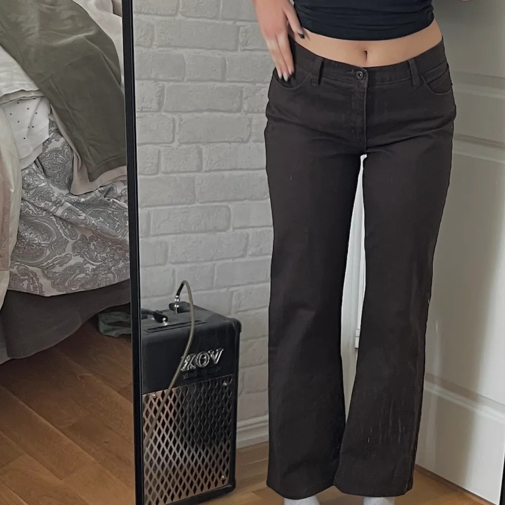 Bruna midrised jeans med Rhinestones baktill. Utsvängda men sitter sjukt fint i midja samt bak. Jag är: Längd: 170cm Brukar ha: 40 i byxor. Jeans & Byxor.