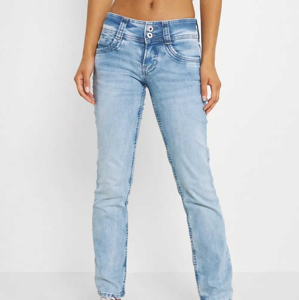 Säljer mina helt oanvända jeans som endast är testade. Dem är från Pepe jeans. De sitter väldigt fint och är lågmidjade men dem är för korta på mig som är 176. 💓 storleken är 31x34 ( dem är inte så stora i midjan ) . Jeans & Byxor.