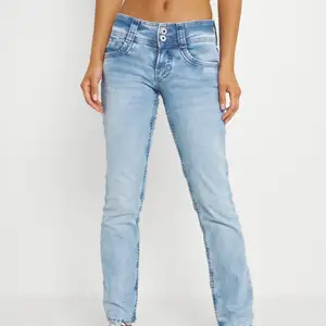 Säljer mina helt oanvända jeans som endast är testade. Dem är från Pepe jeans. De sitter väldigt fint och är lågmidjade men dem är för korta på mig som är 176. 💓 storleken är 31x34 ( dem är inte så stora i midjan ) 