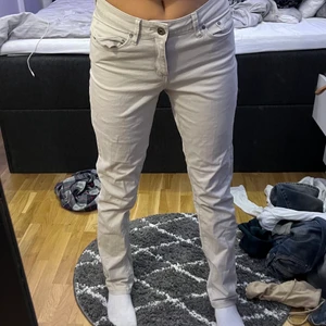low waisted jeans - låg midjade lite kräm vita byxor, köpta från en second hand butik. använts ett par fåtal gånger, precis som nya! inga fläckar eller hål. Storlek 36!