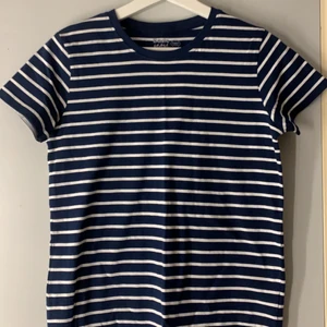 T-shirt - En randig t-shirt köpt på Ullared. Aldrig använd. De är barnstorlek.