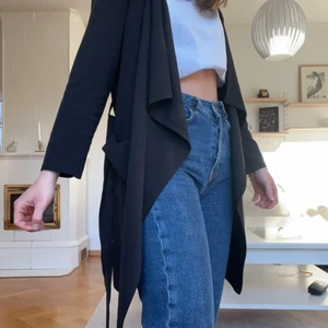 Svart kavaj/jacka  - Snygg kavaj/jacka i tunnt material, perfekt till sommarkvällar!! 