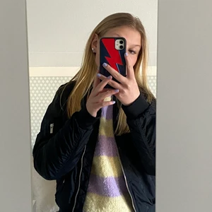 Bomberjacka från junkyard! - Säljer nu min bomberjacka från junkyard, då den aldrig kommit till användning. Köpte den hösten/vintern 2020. Storlek S, helt oanvänd och ser ut exakt så som den gjorde när jag fick hem den! Köpte den för 300-400kr, pris 150kr+frakt! 