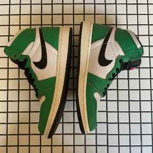 Jordan 1  - Jordans 1 high OG i färgen lucky green i storlek EU 35,5 med original kartong, tre färger av skosnören. Inköpta för 3300kr 