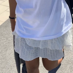 Volangkjol  - Säljer denna volangkjol från Gina, endast använd 1 gång. Köpare står för frakt, kontakta vid intresse!💕