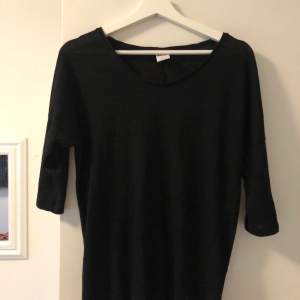 svart tröja med trekvartsärm. tunn och pösigt. storlek M 🤍