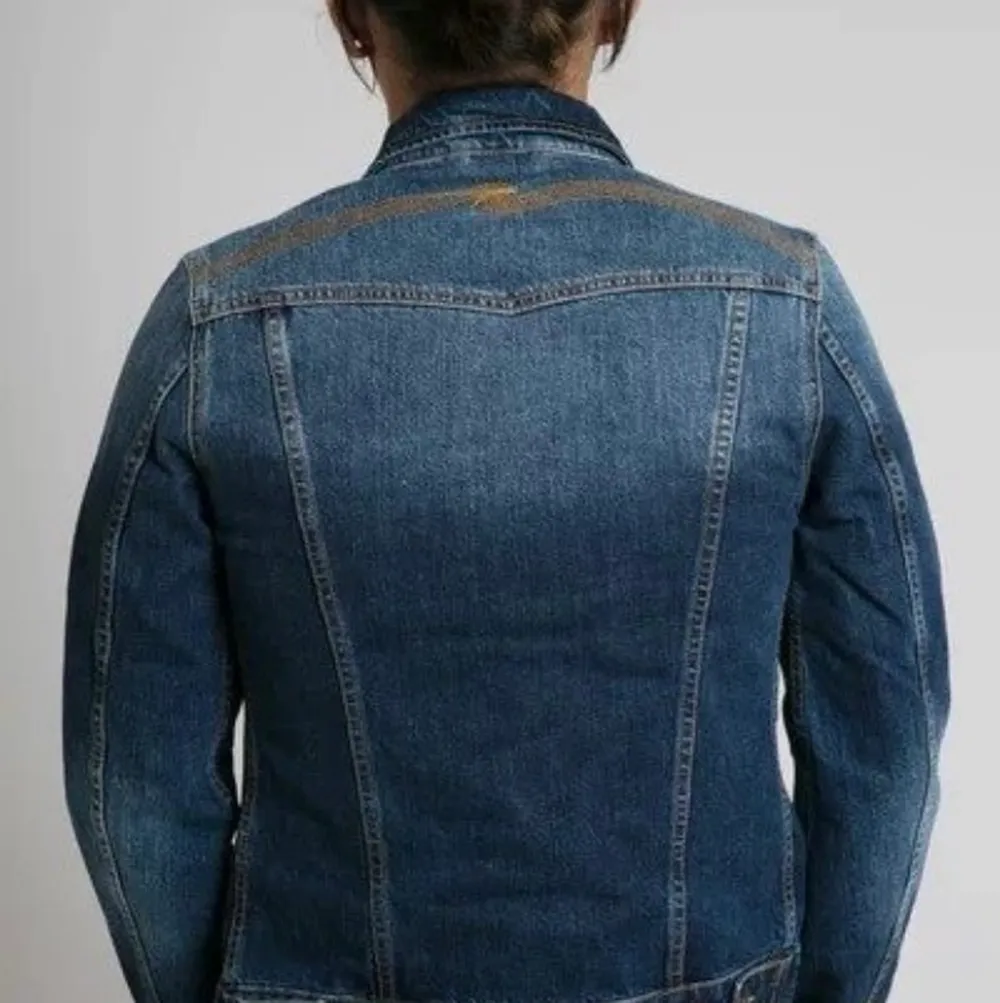 Helt ny Nudie jeans unisex Jacka   Mdell: Kenny Färg/Tvätt: Blue mood  Stl : S  Mått: Axel till axel: 42 cm Armlängd: 66 cm Längd backifrån från tröjan börjar till slut: 58 cm  Material: 100% Cotton. Jackor.