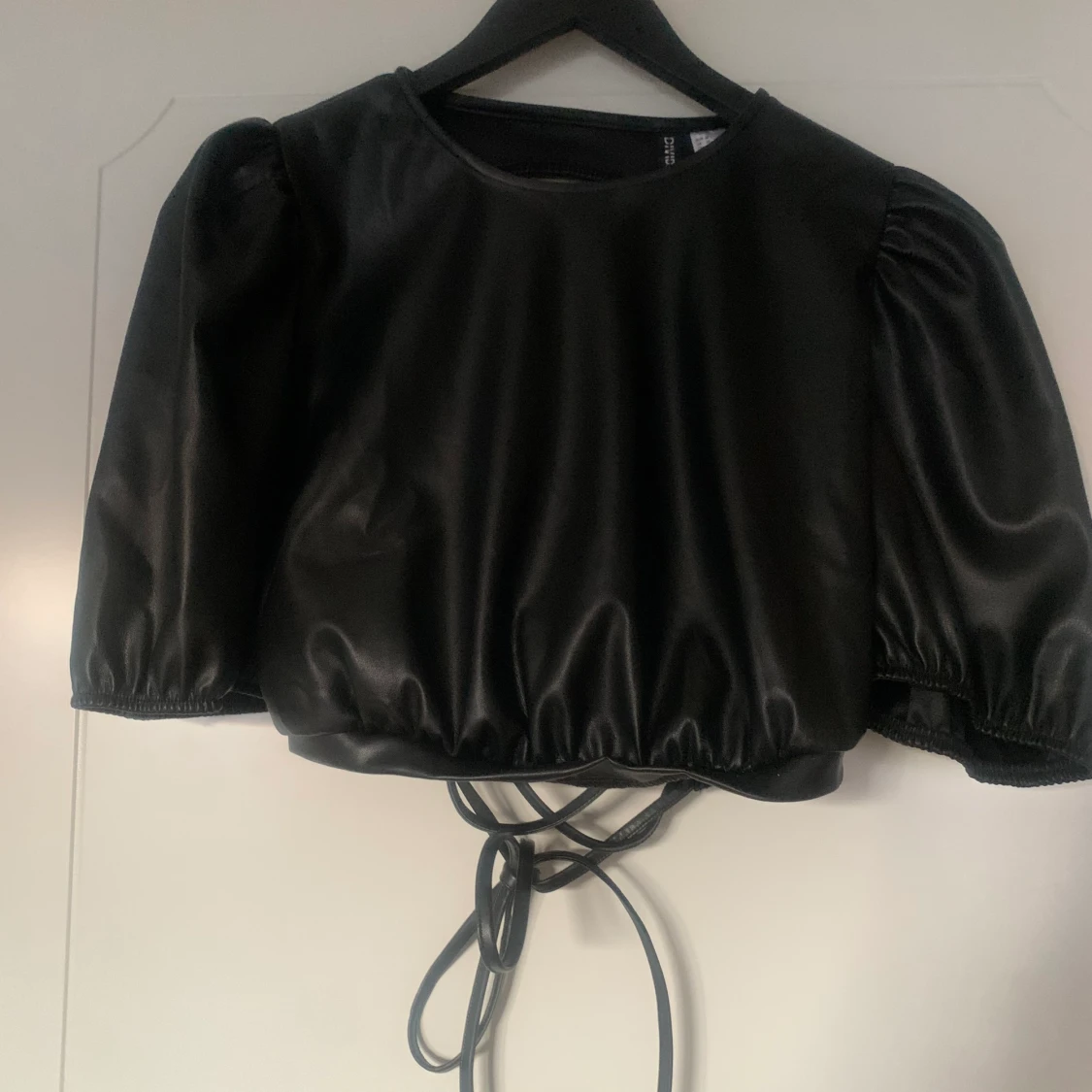 Kortare fake skinn blus