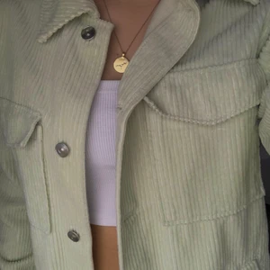 Oversized skjortjacka - En superfin vårjacka i pastellgrön💚 Den är i strlk xs men är lite oversized och passar därför S också!