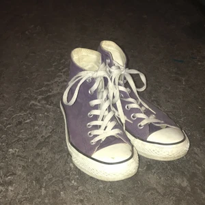 Lila converes high 37.5 - Ett par lila converse som jag växt ur, fortfarande i ganska bra skick. Tar bara Swish 