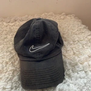 Nike vintage keps grå - Jag säljer min vintage keps från nike som inte kommit till användning. Köptes för 300kr men säljer billigt då jag bara vill bli av med den! ONE SIZE💗💗💗 OBS frakt ingår inte i priset BUDA GÄRNA I KOMMENTARERNA OM DET ÄR FLER INTRESSERADE
