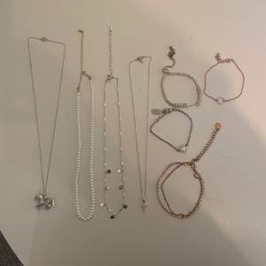 Säljer massa olika smycken. Dem flesta är ifrån hm och glitter. Ingår 4 armband och 4 halsband  säljer endast tillsammans, ej separat:)
