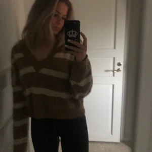 Na-kd tröja - Säljer min stickade randiga tröja från NA-KD. Den är i bra skick, nästan oanvänd. Frakten kostar 66 kr💖Skriv om ni vill ha fler bilder eller undrar något allmänt!!