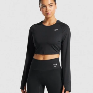 Gymshark tröja - Gymshark tröja i strl M men sitter mer som en S skulle jag säga. Knappt använd av tidigare ägare och använd av mig kanske 2-3 gånger. Superfint skick och superbra men inget för mig längre helt enkelt. OBS DET ÄR PASSFORMEN PÅ FÖRSTA MED TRYCKET PÅ ANDRA BILDEN!