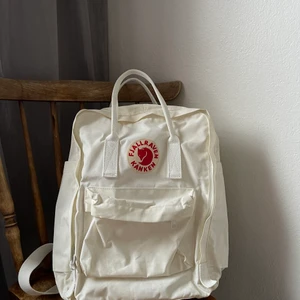 Fjällräven Kånken - Vit kånken i mycket bra skick. Inga skador eller fläckar. Kan mötas upp eller frakta (köparen betalar frakt).