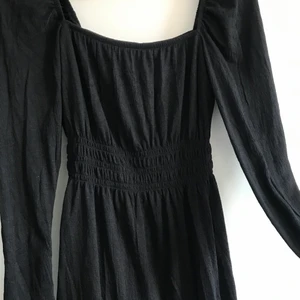 Svart kort klänning, H&M - Svart klänning från H&M. Nyköpt men aldrig använd då den tyvärr var lite kort på mig (är 168 cm lång). Kan skicka eller mötas i Stockholm! 