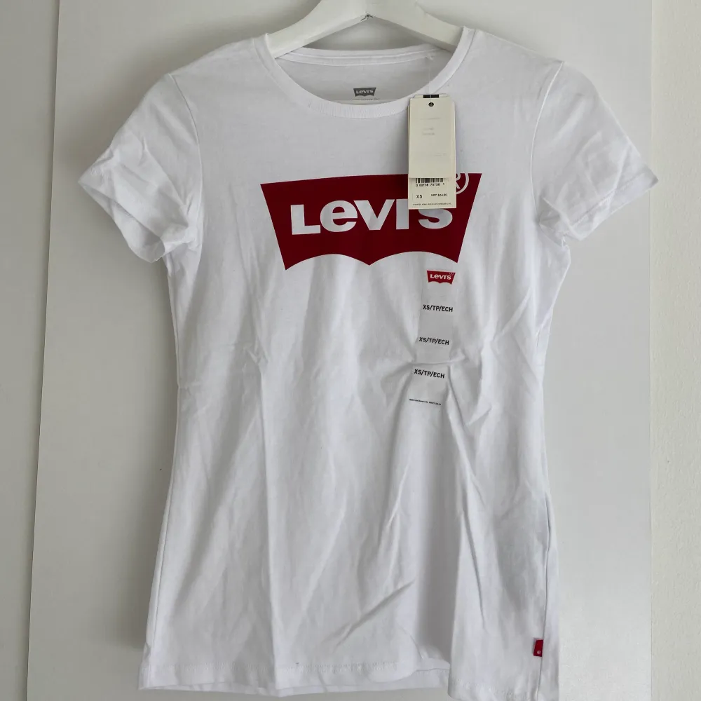 Oanvänd vit Levi’s t-shirt i storlek XS. Säljer då den tyvärr inte kommer till användning. Prislappen sitter kvar. Köparen står för frakten.. T-shirts.