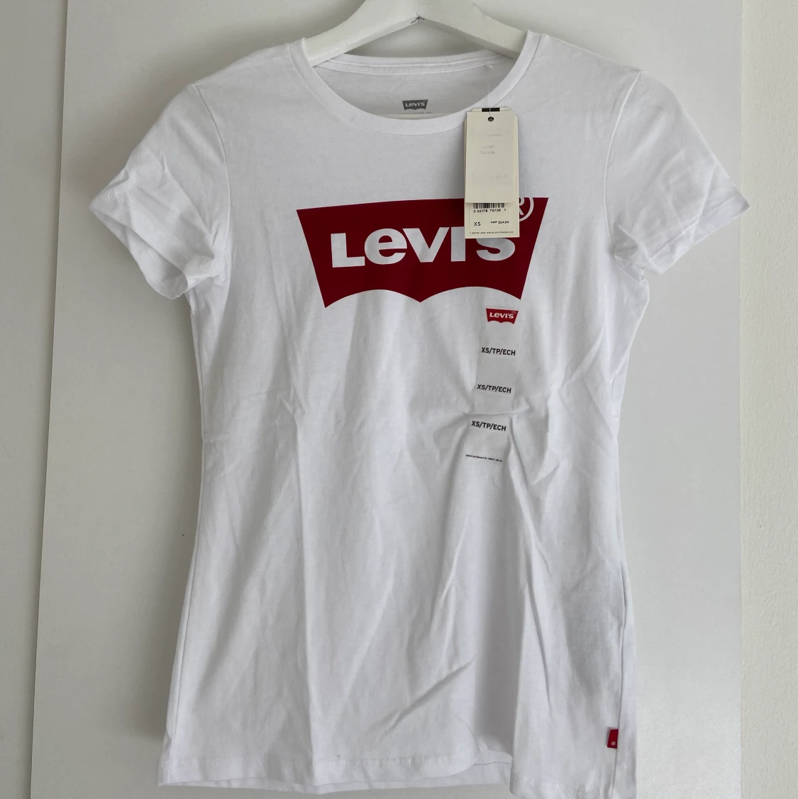 Vit Levi’s t-shirt