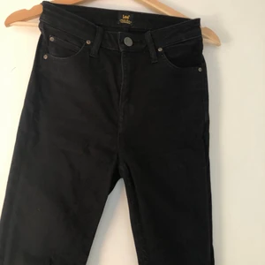 Lee Ivy Jeans - Svarta Lee jeans av modellen ”Ivy”. Storlek w27 och L33. Jag är 178 cm lång och benlängden satt bra på mig. Säljer för att jag ej använder dom längre. Endast använda ett fåtal gånger och inte urtvättade. Köpta på carlings. Priset är exklusive frakt