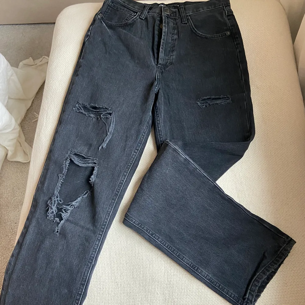 De populära Zara jeansen med hål! Sjukt snygga men har kommit till för lite användning! Storlek 36💗💗. Jeans & Byxor.